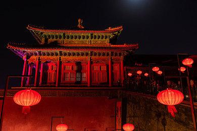 发胶一喷，牛仔一穿，在《粗暴的正义’84年》回到每个人最爱的80时代！